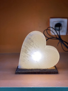 آباژور سنگ نمک طرح قلب با پایه چوبی